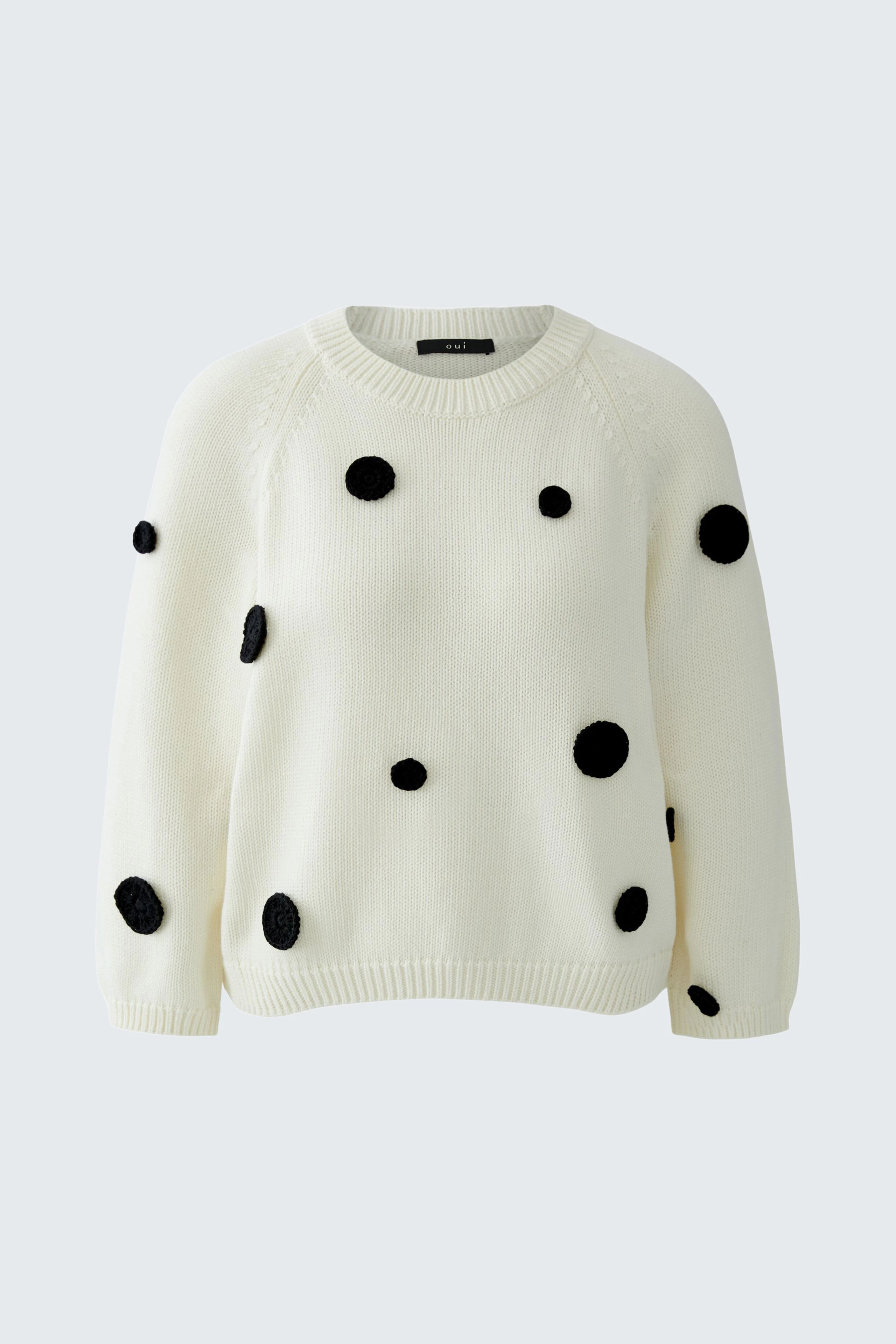 Weißer Damen-Pullover mit schwarzen Punkten, lässig und modern. Ideal für einen stilvollen Freizeitlook.
