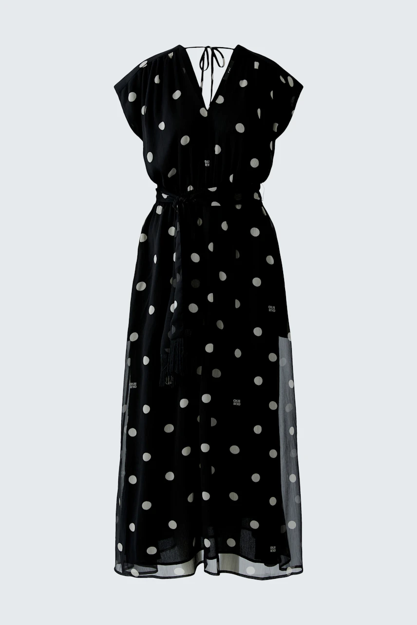 Schwarzes Maxikleid mit weißen Punkten, ärmellos und mit Bindegürtel. Ideal für einen lässigen Look.