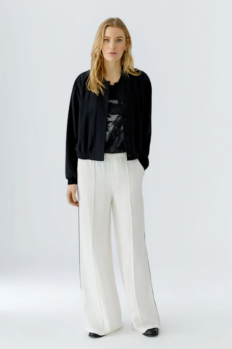 Schwarzer Blouson: Klassischer Schnitt, ohne Model, ideal für vielseitige Kombinationen.