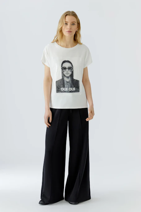 Casual women's T-shirt: White T-shirt with graphic print of a woman's face, short sleeves, relaxed fit.