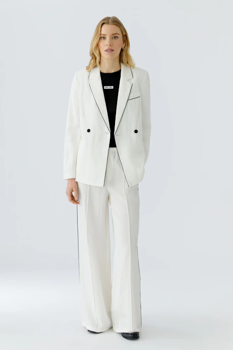 Weißer Blazer mit schwarzen Details, klassischer Schnitt, ideal für vielseitige Kombinationen.
