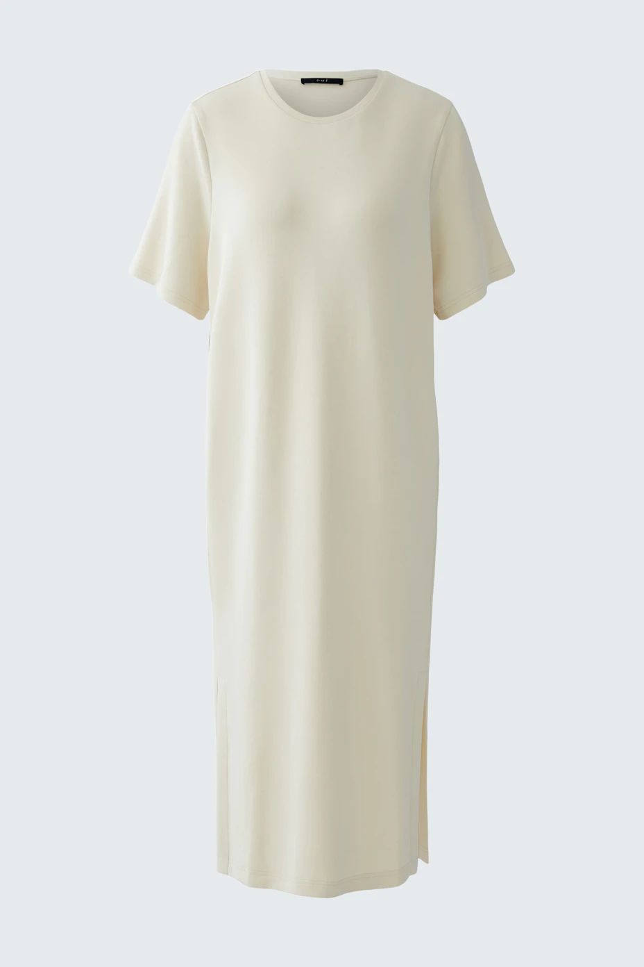 Casual dress: Simple cream dress with short sleeves and a relaxed fit, perfect for everyday wear.