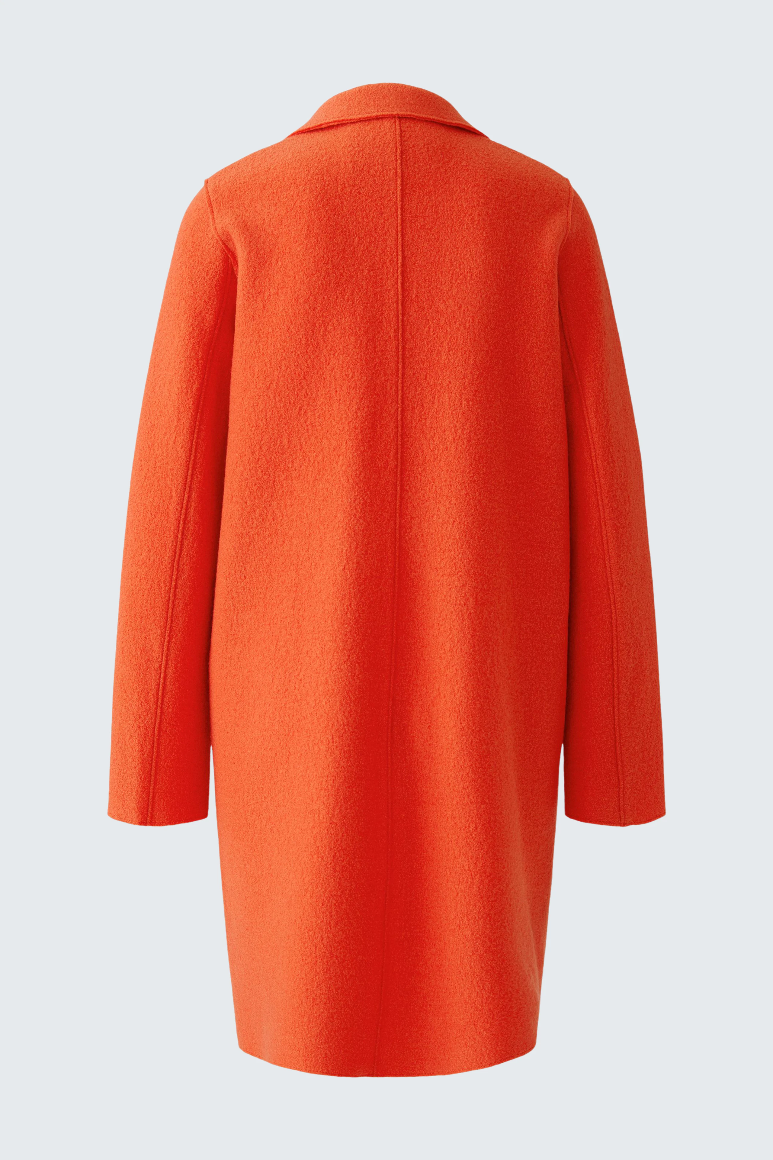 Leuchtend roter Wollmantel: Schlichter Schnitt, ideal für kühle Tage. Perfekt für einen stilvollen Auftritt.