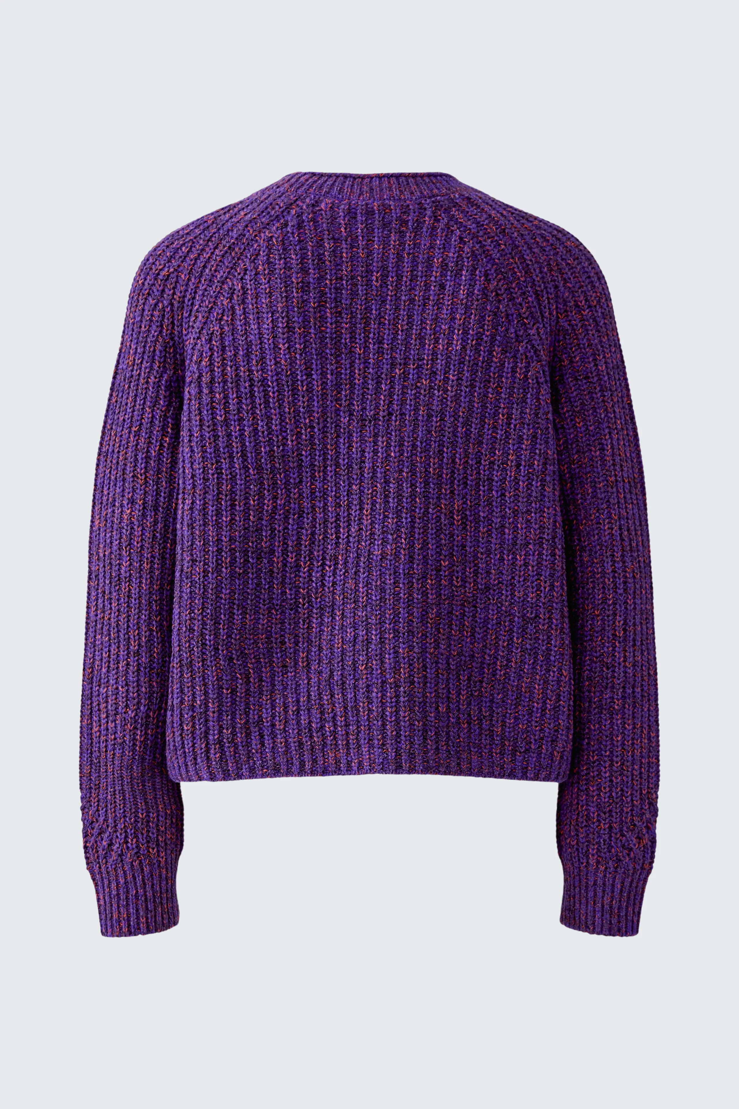 Lila Strickjacke: Rückansicht zeigt grob gestricktes Design, ideal für lässige Outfits.