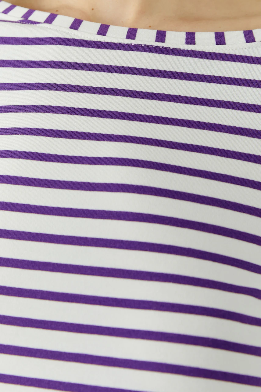 Gestreiftes Langarmshirt: Nahaufnahme eines weißen Shirts mit lila Streifen, ohne Model.