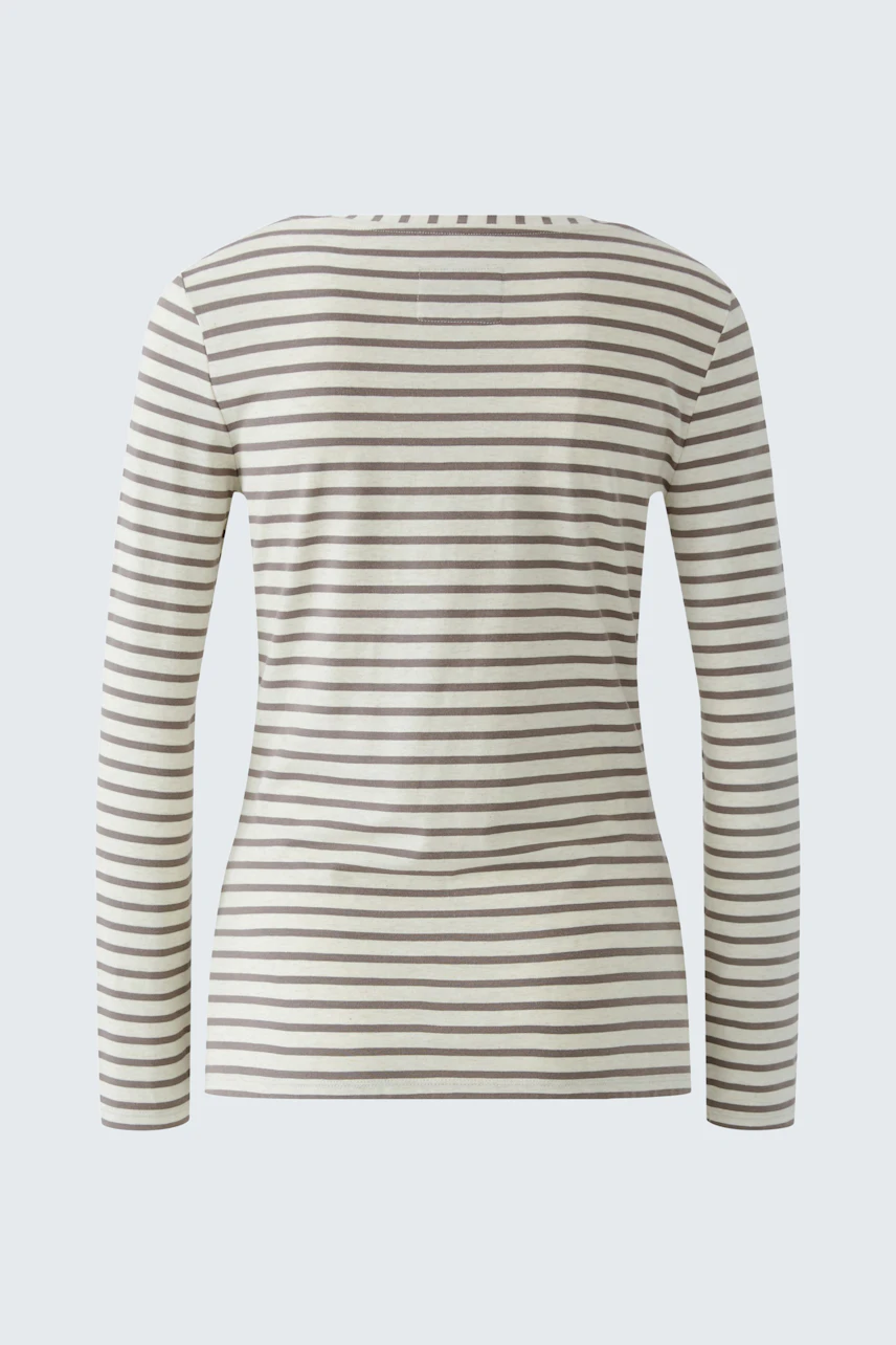 Gestreiftes Langarmshirt: Weißes Shirt mit schwarzen Streifen, schlicht und vielseitig kombinierbar.