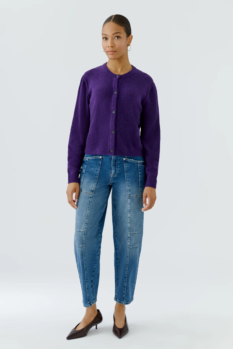 Lila Strickjacke: Weiche, knöpfbare Damen-Strickjacke ohne Model, ideal für lässige Outfits.