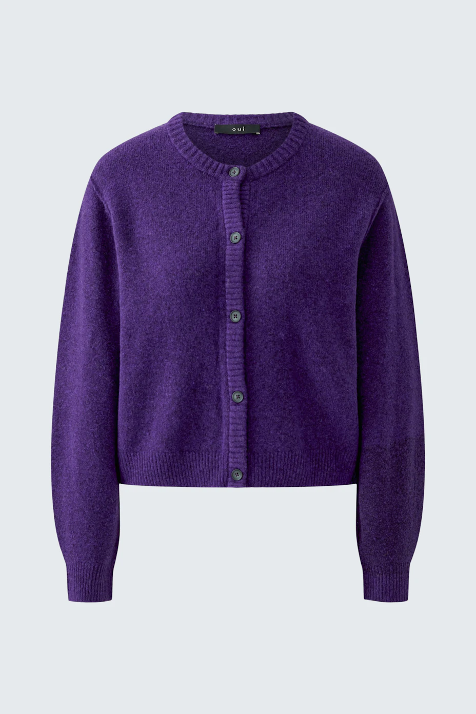 Lila Strickjacke: Weiche, knöpfbare Damen-Strickjacke ohne Model, ideal für lässige Outfits.