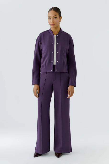 Lila Blouson: Schlichter, knöpfbarer Blouson ohne Model, ideal für einen lässigen Look.
