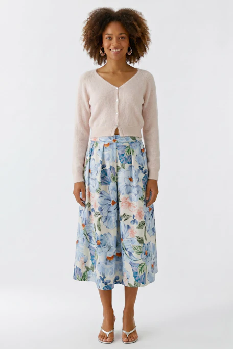 Faltenrock mit Blumenmuster: Bunter Rock in Blau und Rosa, ideal für frische Frühlingslooks.