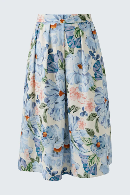 Faltenrock mit Blumenmuster: Bunter Rock in Blau und Rosa, ideal für frische Frühlingslooks.