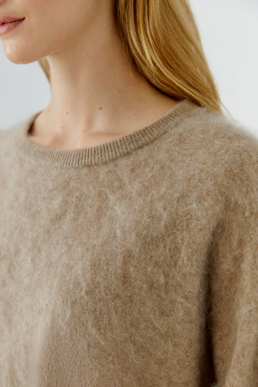 Weicher Damen-Pullover in Beige: Detailansicht des flauschigen Strickmaterials.