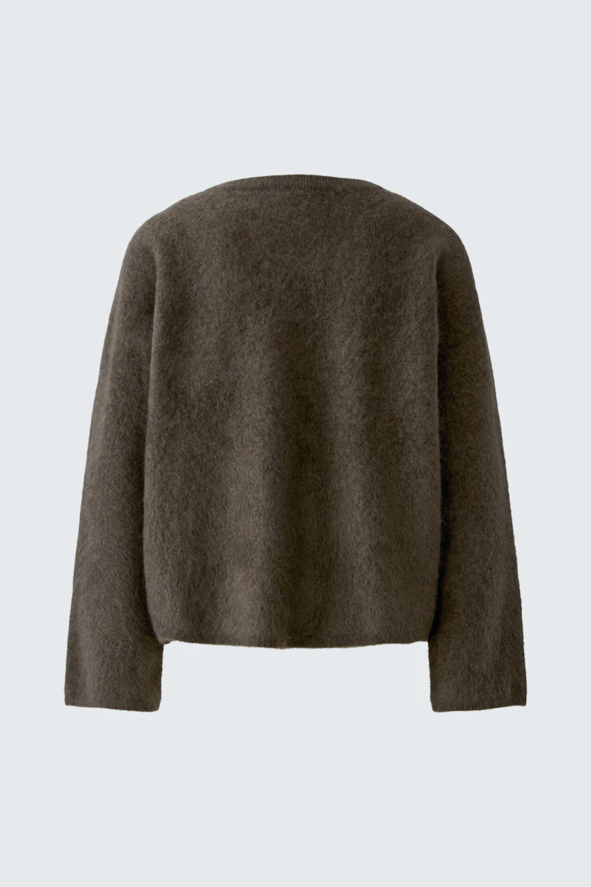 Kuscheliger Damen-Pullover: Weicher, brauner Strickpullover ohne Muster, ideal für gemütliche Tage.
