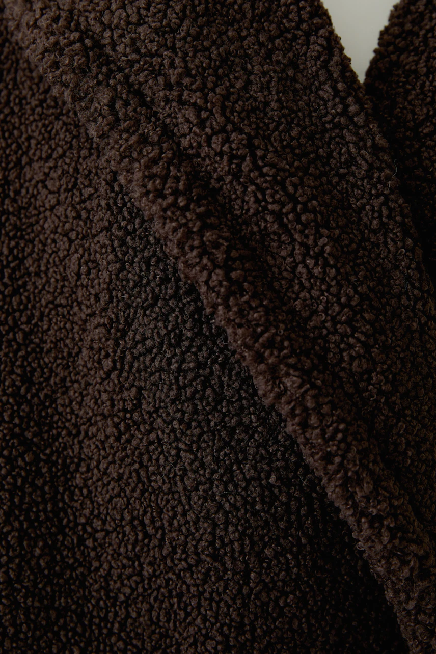 Kuscheliger Wintermantel aus braunem Teddyfell für Damen, ideal für kalte Tage.