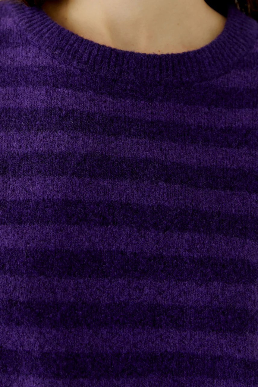 Lila gestreifter Damen-Pullover: Frau trägt weichen Pullover mit Rundhalsausschnitt, ideal für kühle Tage.