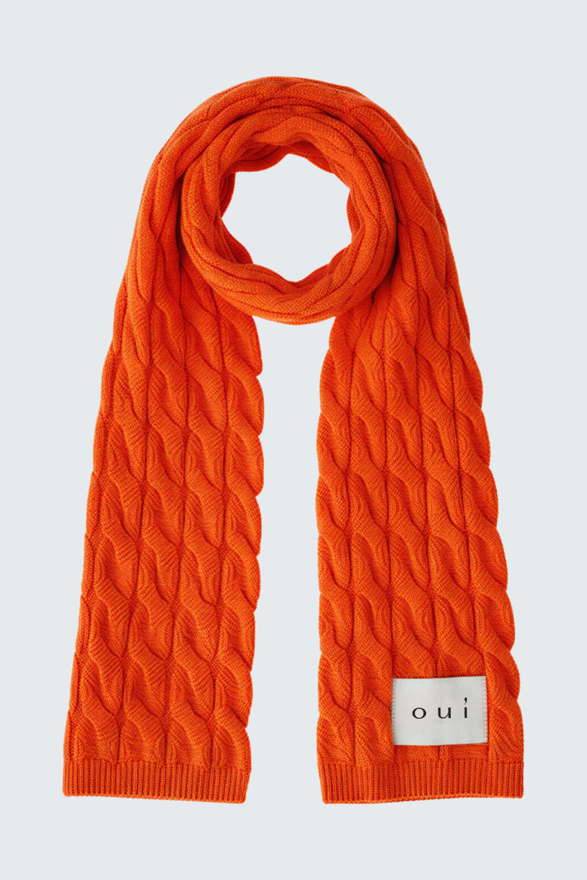 Leuchtend orangefarbener Schal mit Zopfmuster und Oui-Label, ideal für einen modischen Akzent.
