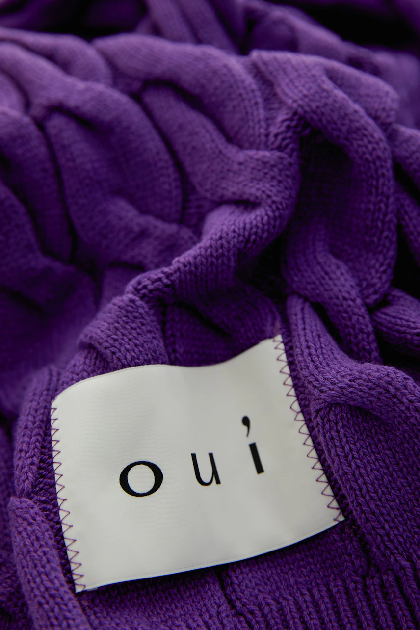 Lila Schal aus grobem Strick mit Oui-Label, weich und warm für kalte Tage.