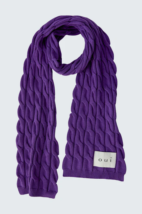 Lila Schal mit Zopfmuster: Weicher, gestrickter Schal ohne Model, ideal für kalte Tage.