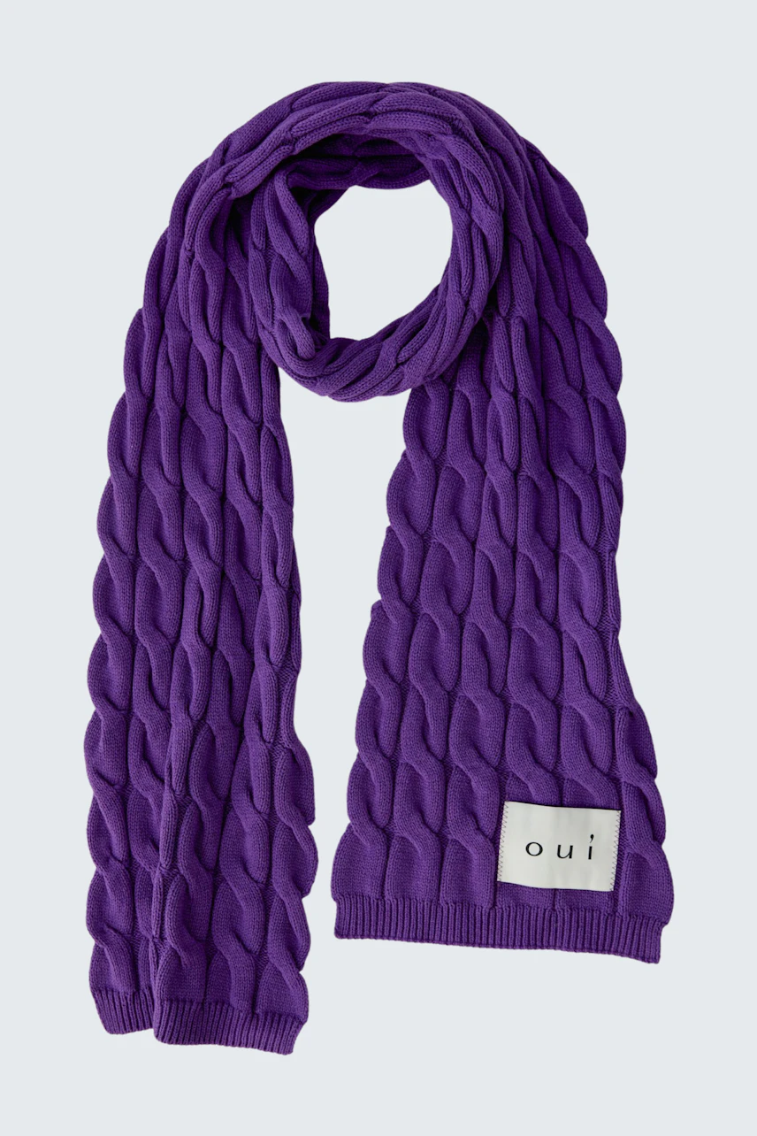 Lila Schal mit Zopfmuster: Weicher, gestrickter Schal ohne Model, ideal für kalte Tage.