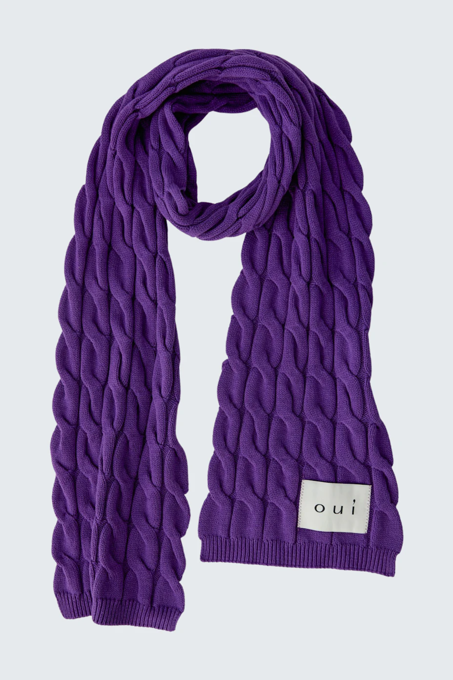 Lila Schal mit Zopfmuster: Weicher, gestrickter Schal ohne Model, ideal für kalte Tage.
