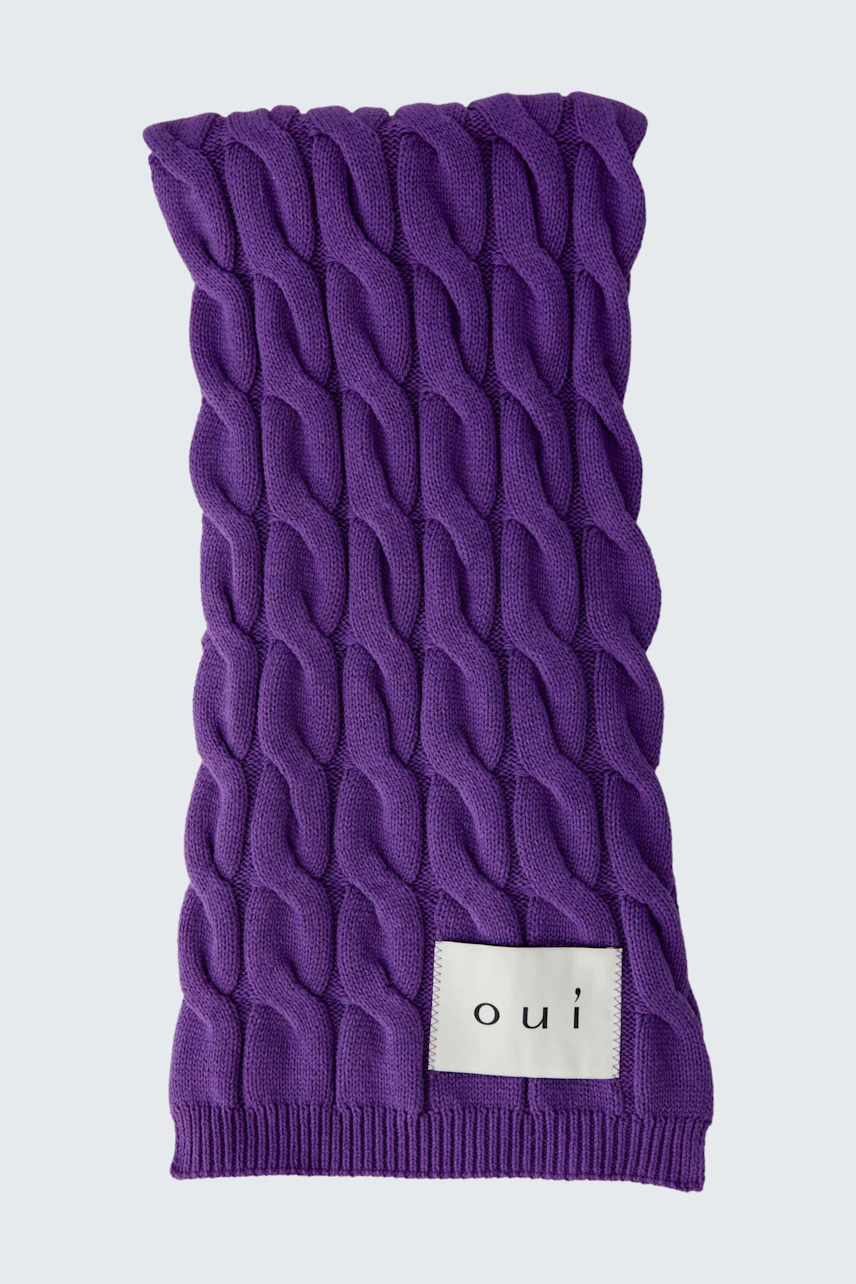 Lila Schal mit Zopfmuster: Weicher Strickschal in kräftigem Lila, ideal für kühle Tage.
