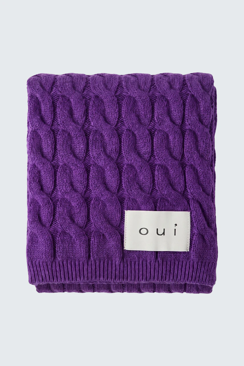 Lila Schal mit Zopfmuster: Weicher, gestrickter Schal von Oui, ideal für kalte Tage.