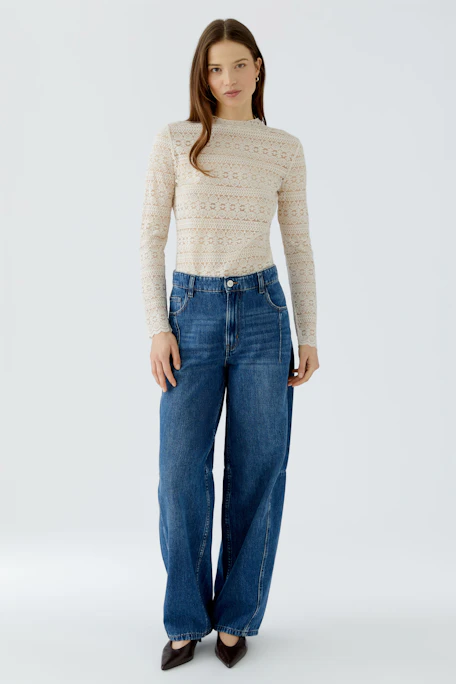 Damen Langarmshirt: cremefarbenes Shirt mit feiner Spitze und langen Ärmeln.