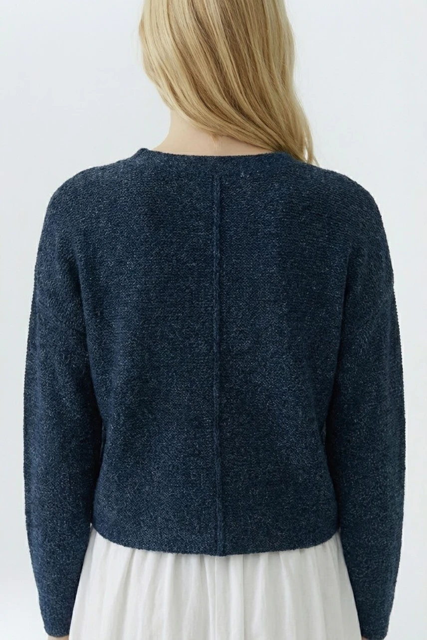 Damen-Pullover: Rückansicht einer Frau in einem blauen, lässigen Strickpullover.