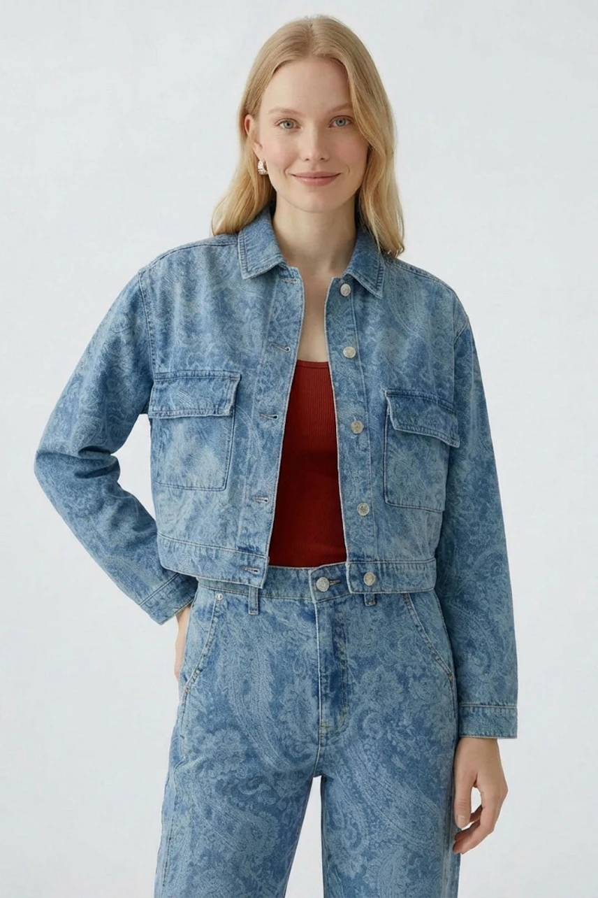Lässige Jeansjacke: Frau in blauer Jeansjacke und rotem Top, kombiniert mit passender Jeanshose.