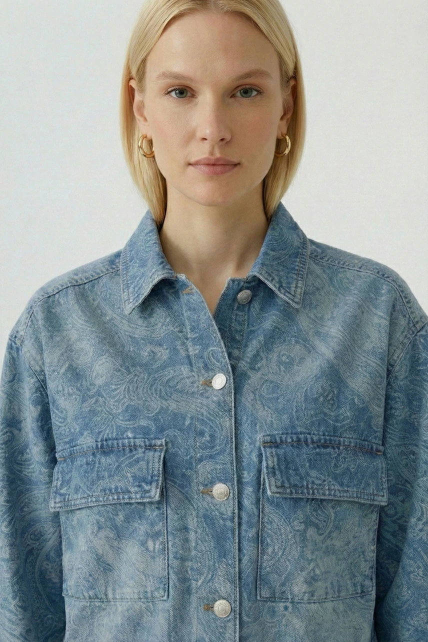 Jeansjacke: Frau in lässiger, hellblauer Jeansjacke mit Knopfleiste und Brusttaschen.