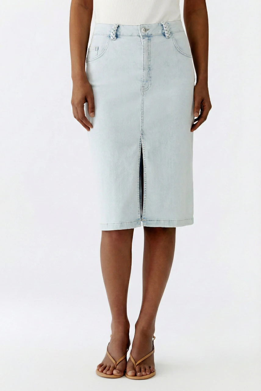 Jeansrock: Frau in hellem Jeansrock mit mittigem Schlitz und weißem Oberteil, trägt Sandalen.