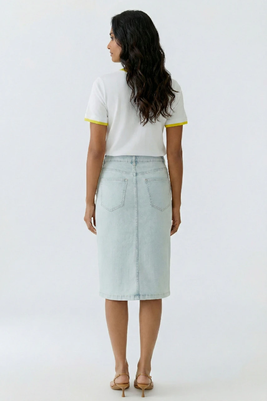 Weißes Damen-T-Shirt: Frau von hinten im weißen T-Shirt mit gelben Details und Jeansrock.