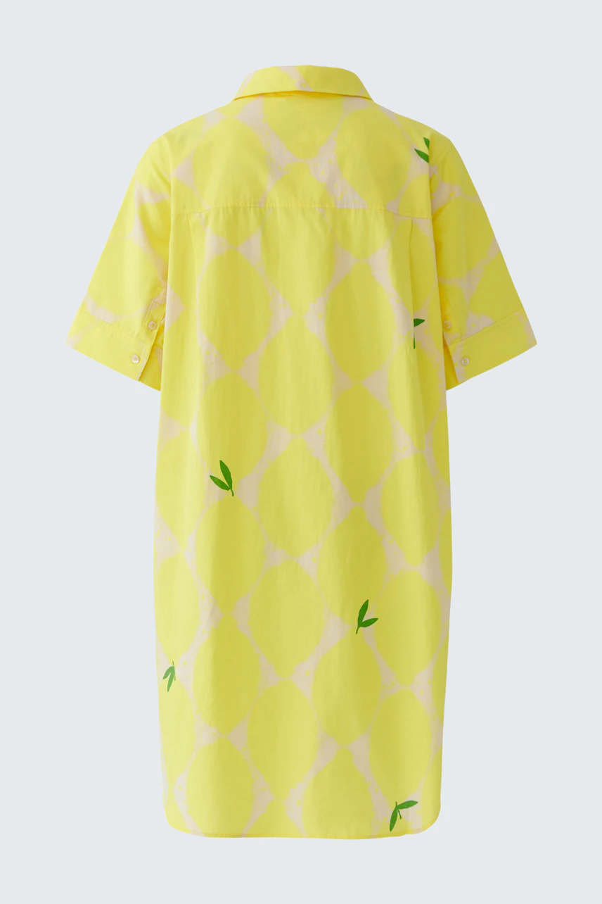 Gelbes Hemdblusenkleid mit Zitronenmuster, kurzärmelig und knielang, ohne Model abgebildet.