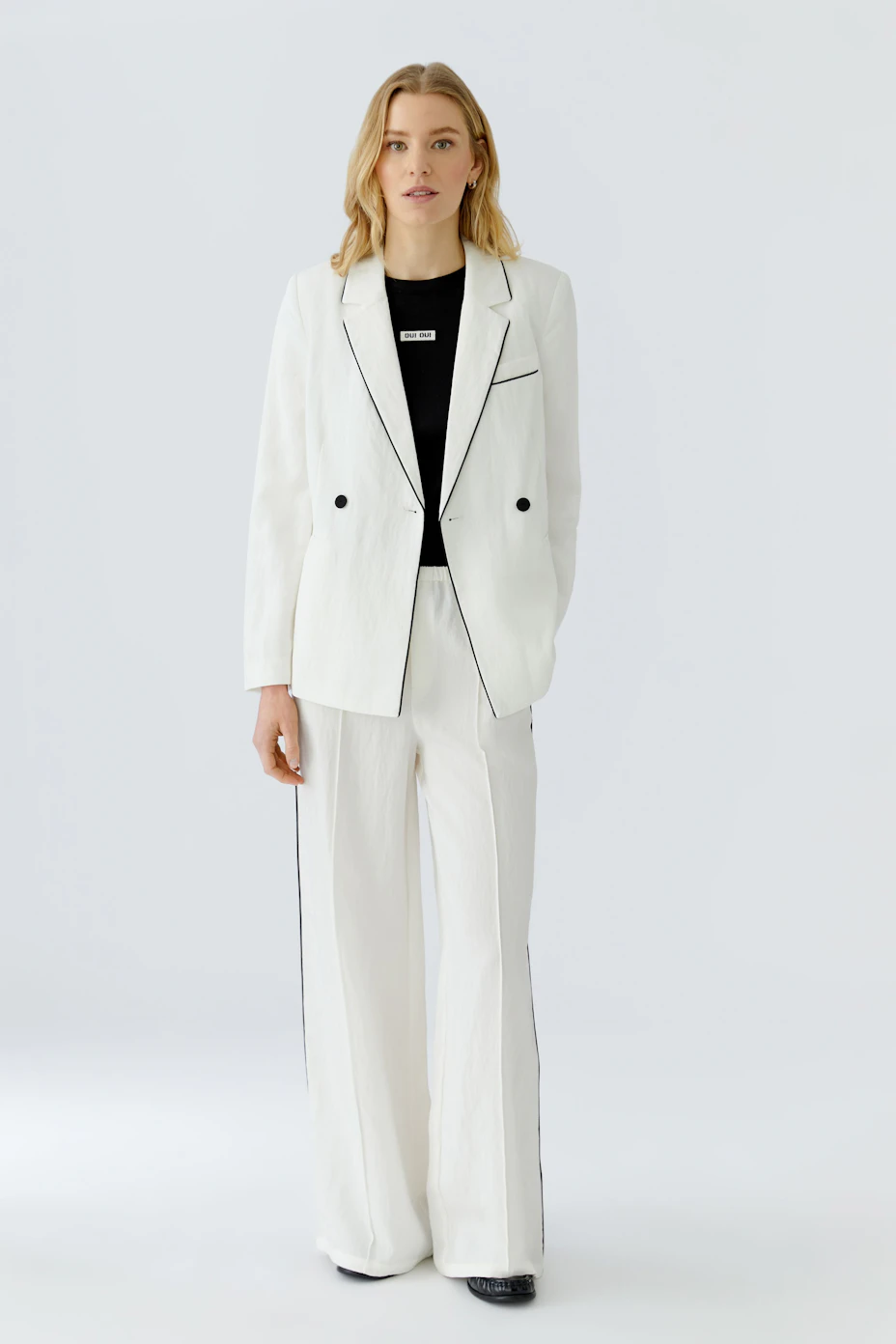White wide-leg pants with elastic waistband, perfect for a relaxed and stylish look.
