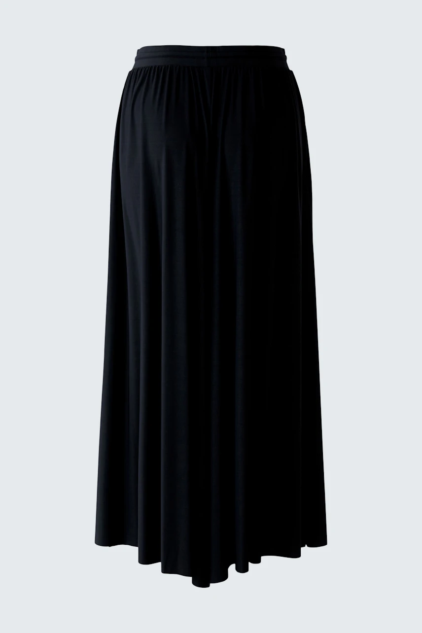 Casual culotte: Black wide-leg culotte with elastic waistband, perfect for relaxed styling.