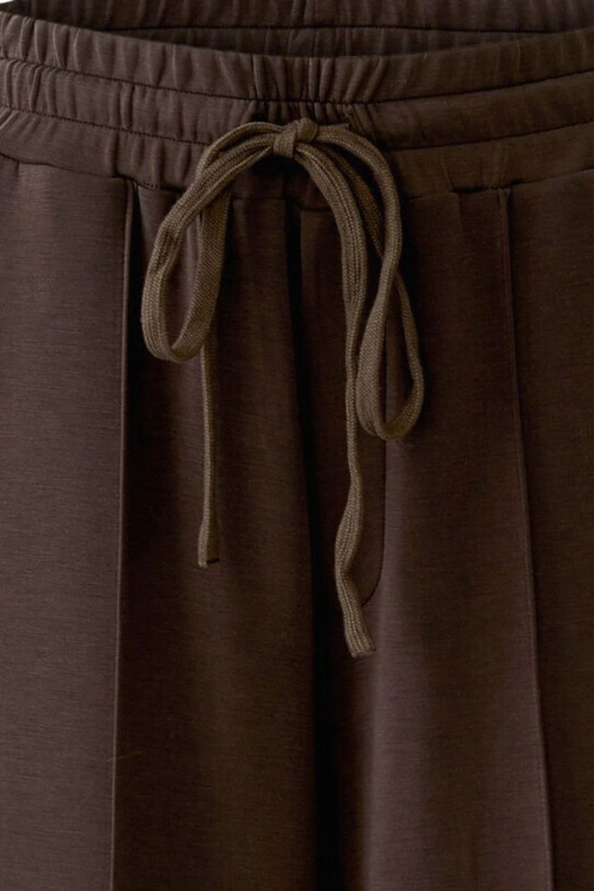 Casual Marlene trousers: Brown fabric with a drawstring waist, perfect for a relaxed look.