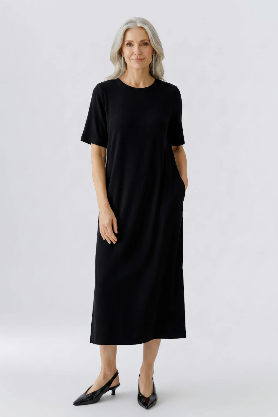 Schlichtes Damen-Kleid: Schwarzes, knielanges Kleid ohne Muster, ideal für vielseitige Anlässe.