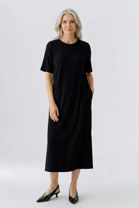 Schlichtes Damen-Kleid: Schwarzes, knielanges Kleid ohne Muster, ideal für vielseitige Anlässe.