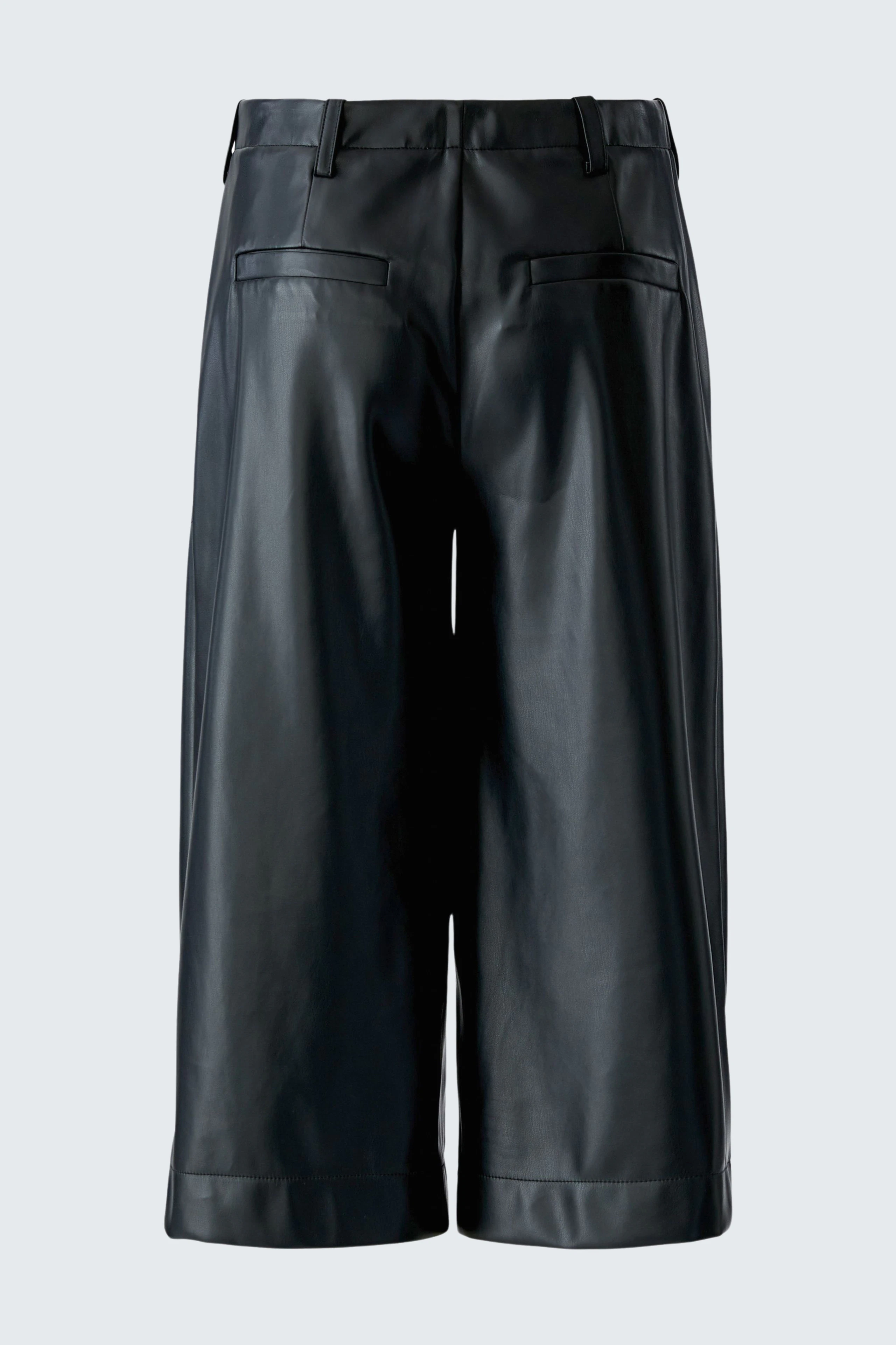 Casual pleated trousers: Black wide-leg pants with belt loops and back pockets, perfect for a relaxed look.