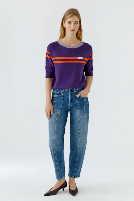 Lila Pullover mit orangefarbenen Streifen, lässiger Schnitt, ohne Model abgebildet.