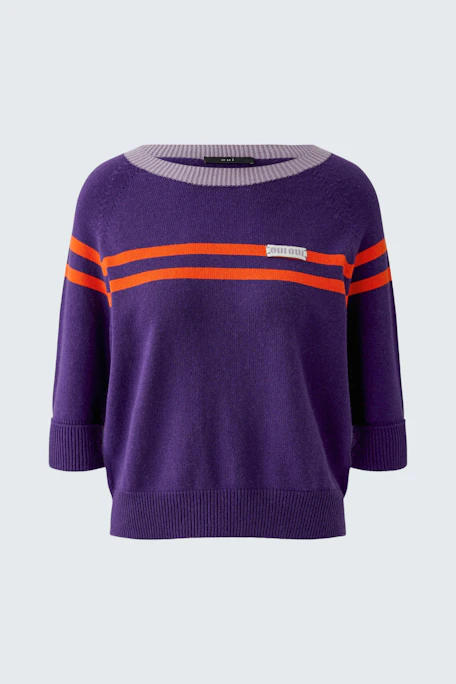 Lila Pullover mit orangefarbenen Streifen, lässiger Schnitt, ohne Model abgebildet.