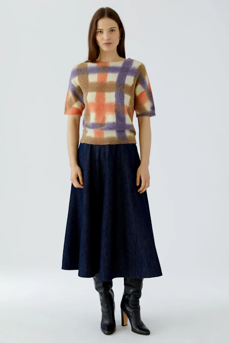 Bunter Damen-Pullover: Weicher, kurzärmeliger Pullover mit Karomuster in Orange, Lila und Beige.