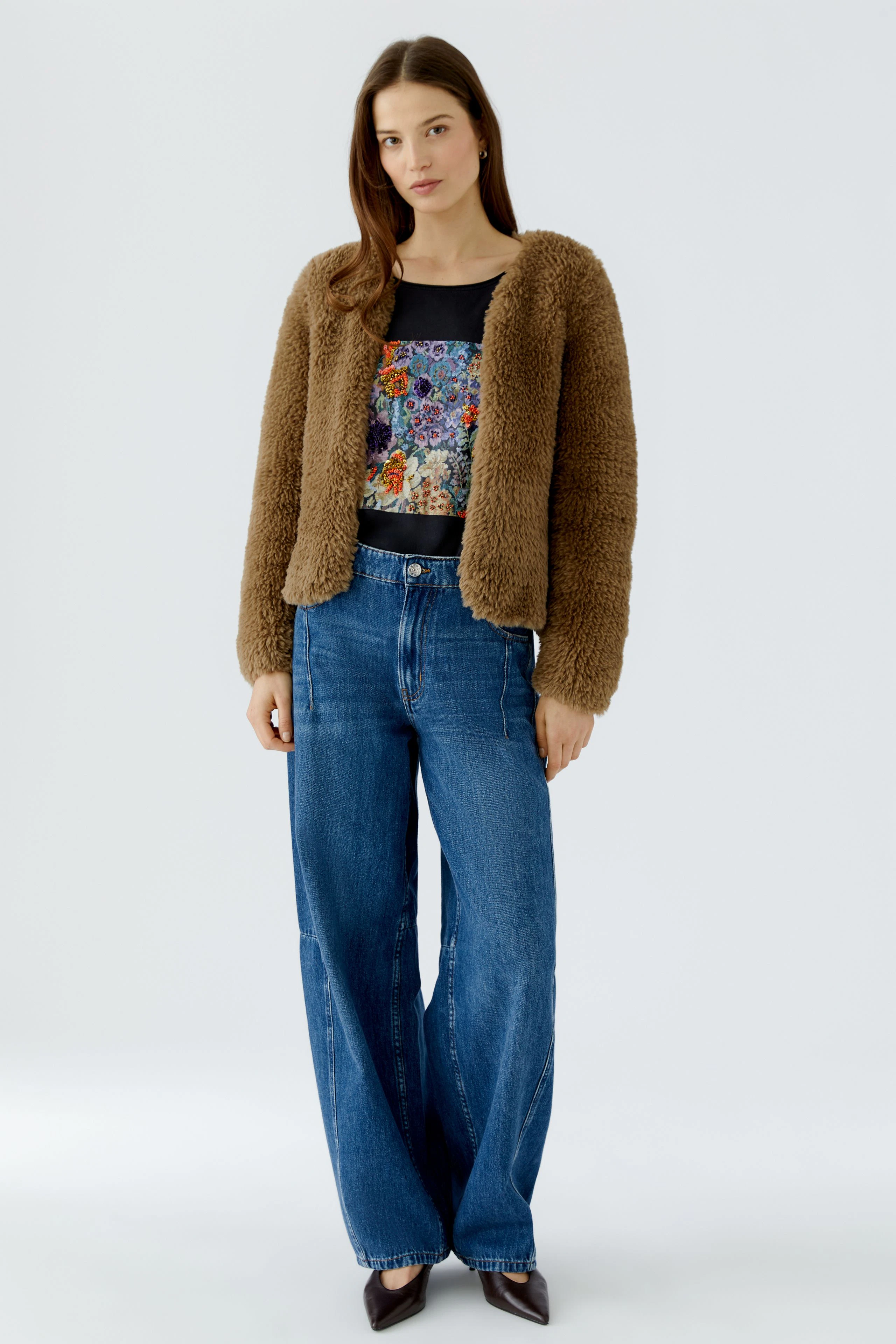 Kuschelige Strickjacke in Braun: Weiches Material, ideal für kühle Tage. Ohne Model, nur das Kleidungsstück.