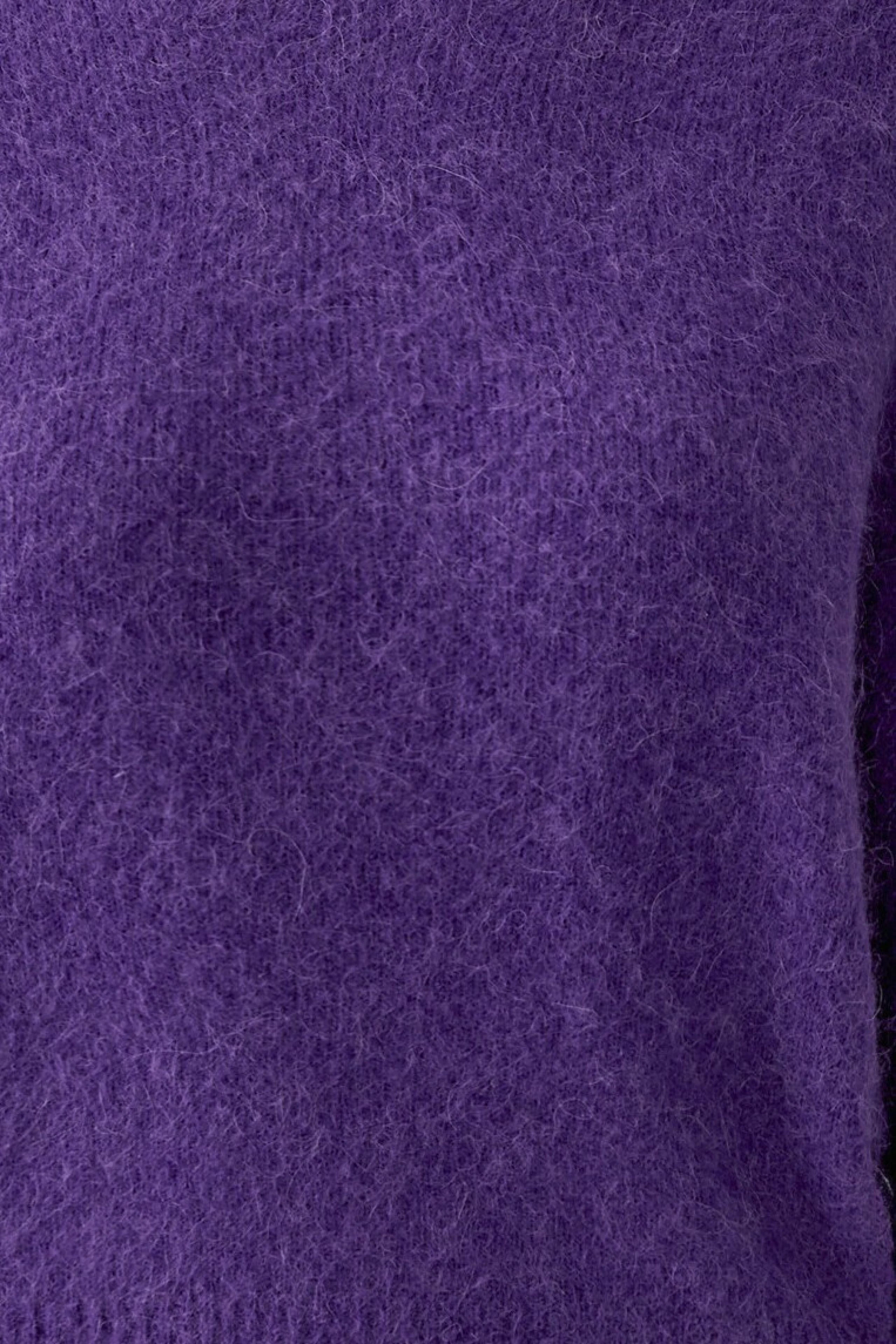 Lila Damen-Pullover aus weichem Strickmaterial, ideal für gemütliche Tage. Kein Model abgebildet.