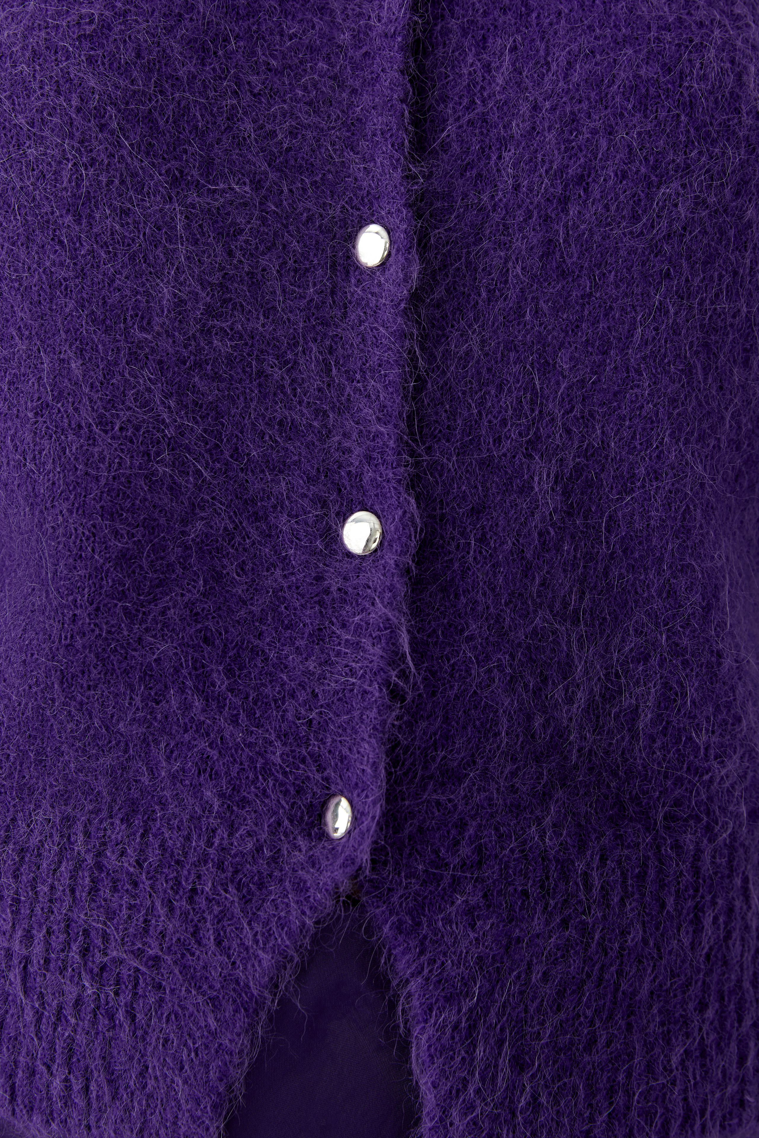 Lila Strickjacke aus flauschigem Material mit silbernen Knöpfen, ideal für einen gemütlichen Look.