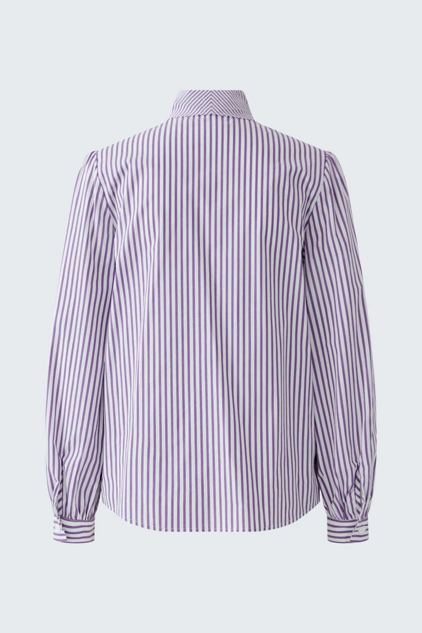 Gestreifte Schluppenbluse in Lila-Weiß, Rückansicht. Ideal für einen lässigen, modischen Look.
