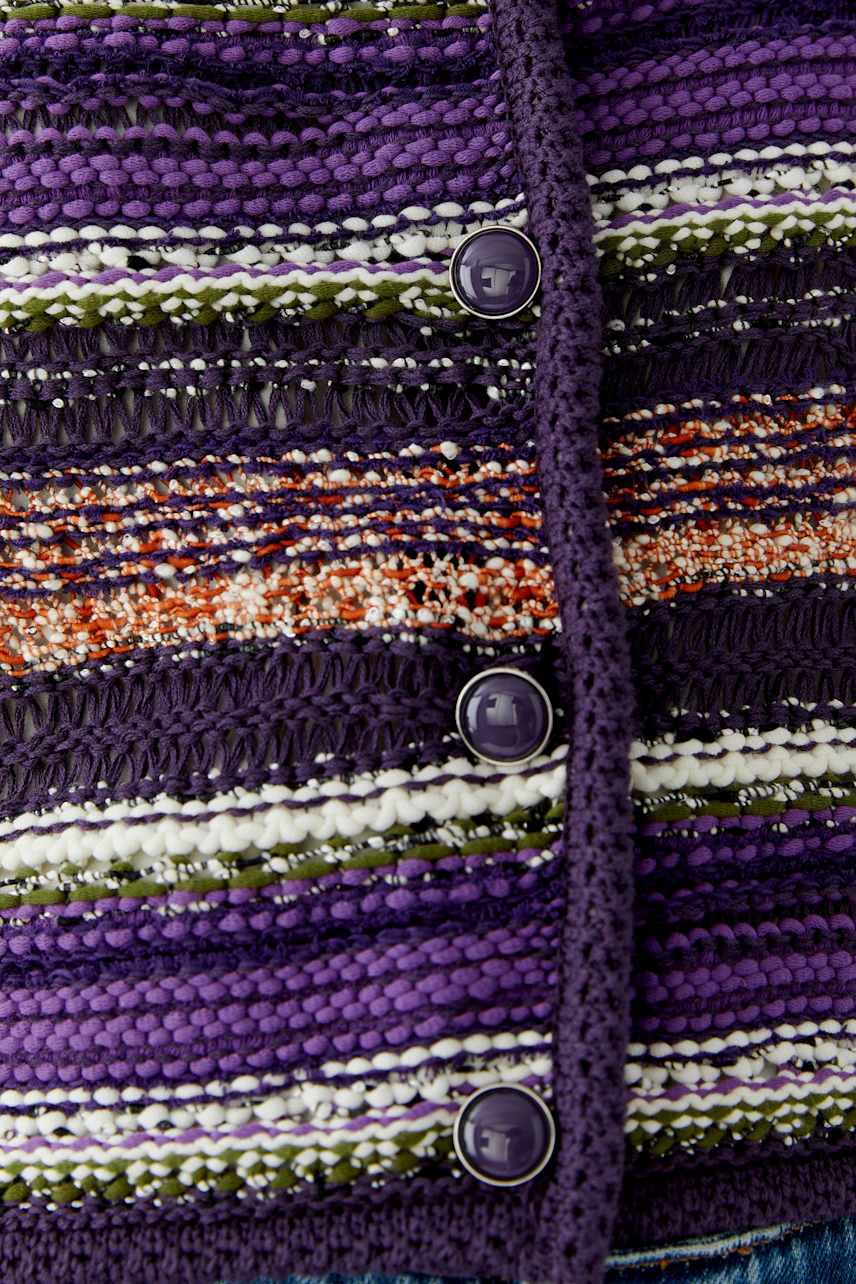 Bunte Strickjacke: Nahaufnahme zeigt lila, grüne und orange Streifen mit Knöpfen, ohne Model.