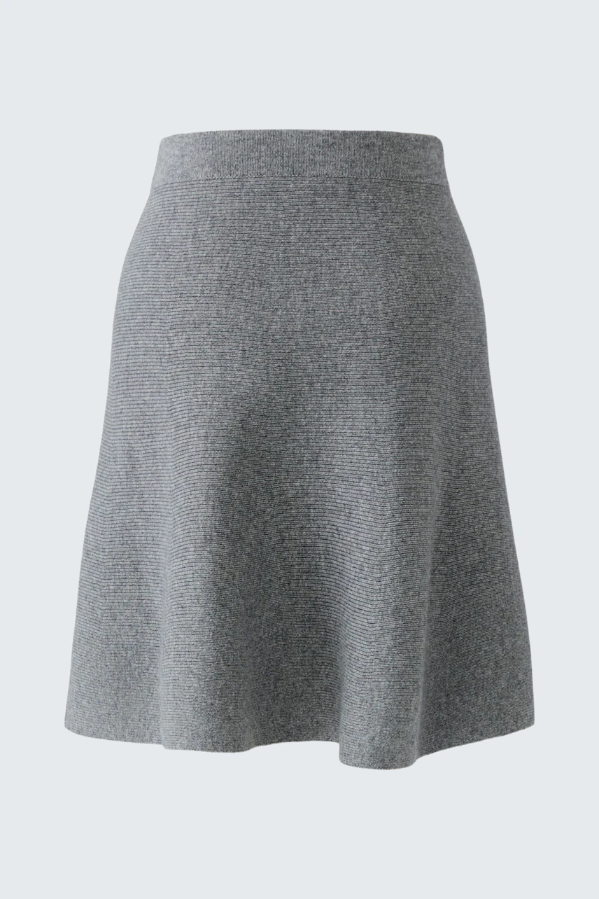 Casual knit skirt: Simple grey knit skirt with a flared silhouette, perfect for everyday wear.