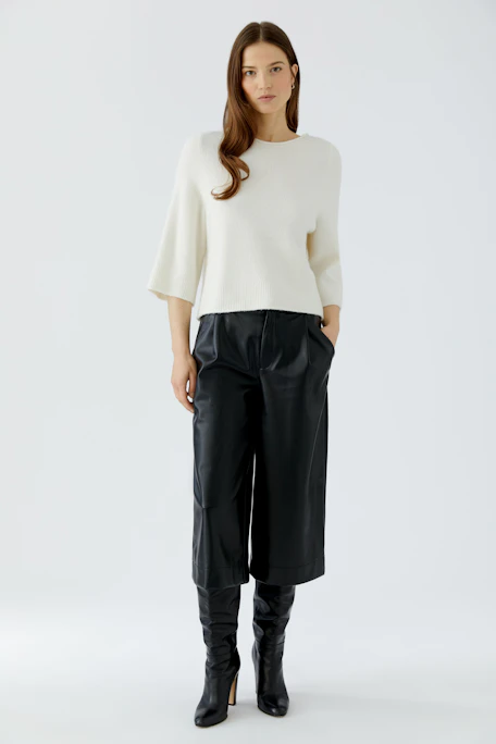 Weißer Damen-Pullover: Lockerer Schnitt, dreiviertel Ärmel, ideal für lässige Outfits.