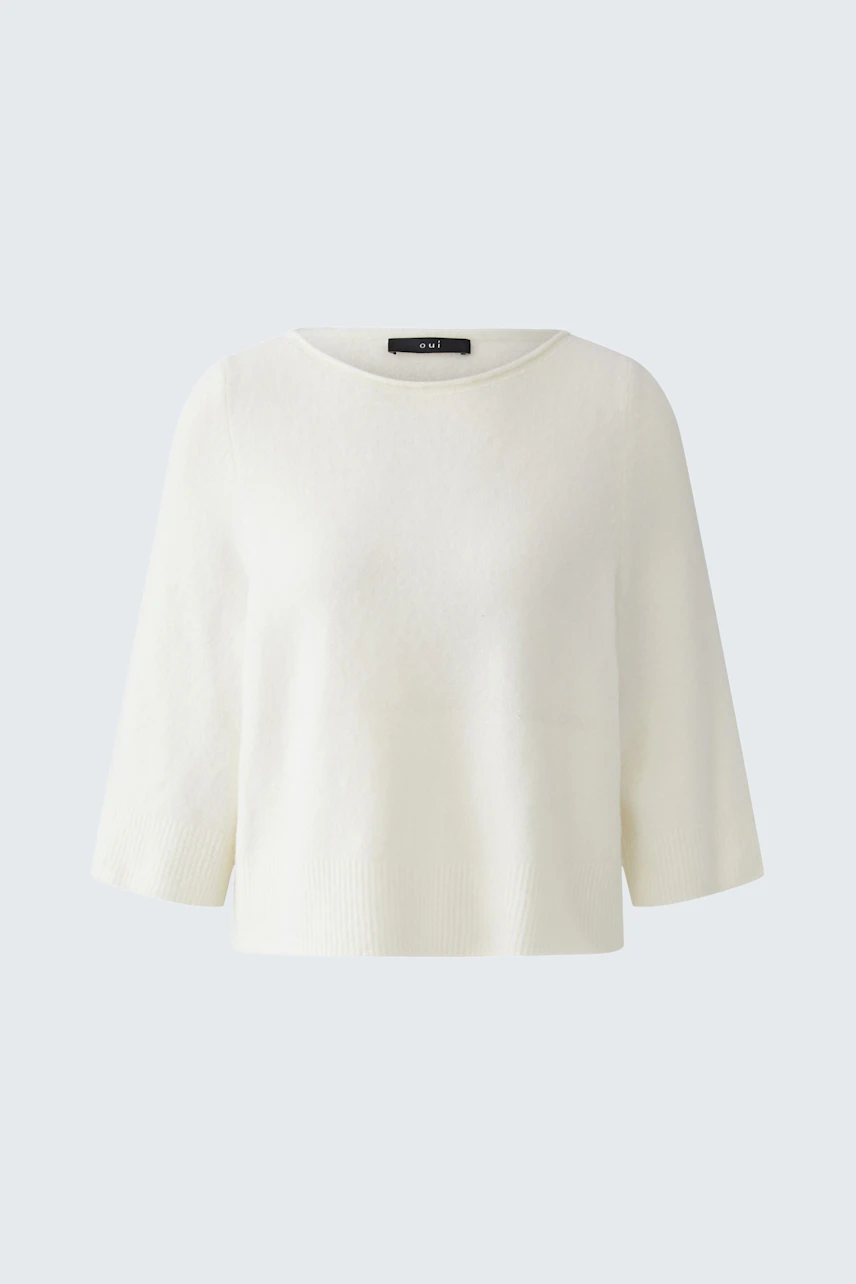 Casual women's pullover: Simple white pullover with wide sleeves, perfect for a relaxed look.